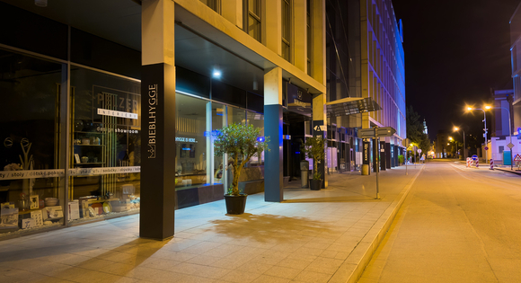 Kliknutím zvětšíte City Center ČB: nový stav - označení budovy a sloupů