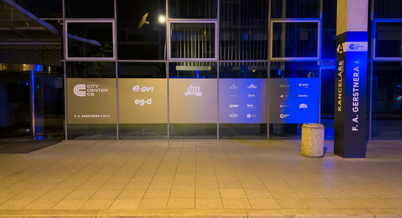 Kliknutím zvětšíte City Center ČB: nový stav - označení budovy a sloupů