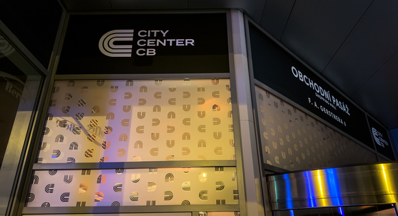 Kliknutím zvětšíte City Center ČB: nový stav - označení budovy a sloupů