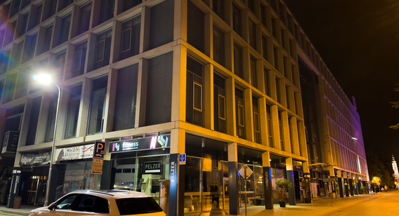 Kliknutím zvětšíte City Center ČB: nový stav - označení budovy a sloupů