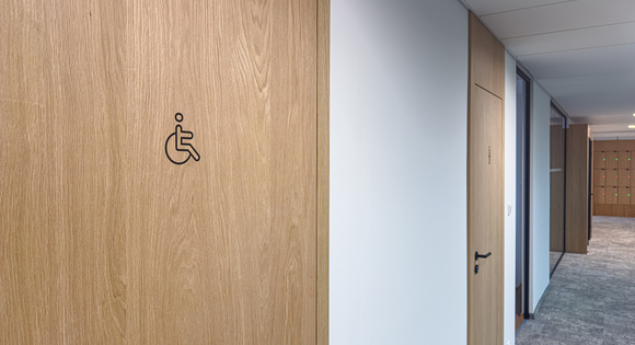 Kliknutím zvětšíte Drobná grafická označení v novém sídle spol. drogerie markt v budově City Center ČB