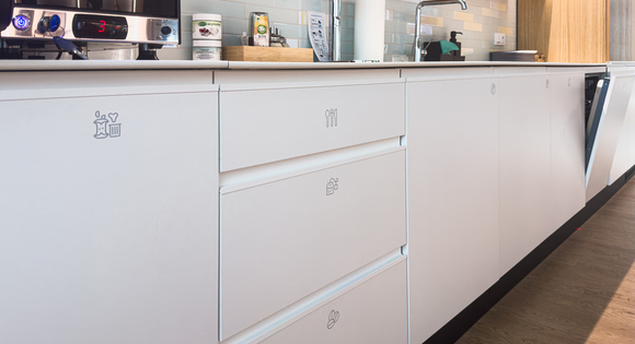 Kliknutím zvětšíte Drobná grafická označení v novém sídle spol. drogerie markt v budově City Center ČB