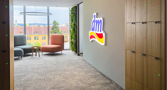 Kliknutím zvětšíte Drobná grafická označení v novém sídle spol. drogerie markt v budově City Center ČB