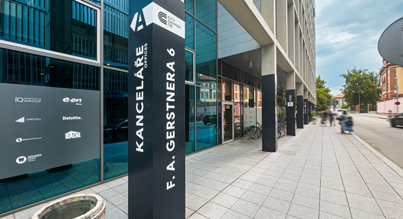 Kliknutím zvětšíte City Center ČB: nový stav - označení budovy a sloupů