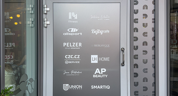 Kliknutím zvětšíte City Center ČB: nový stav - označení budovy a sloupů