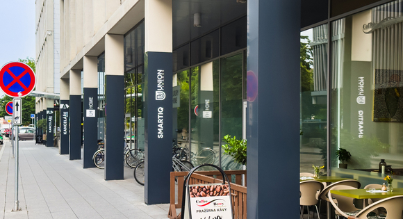 Kliknutím zvětšíte City Center ČB: nový stav - označení budovy a sloupů