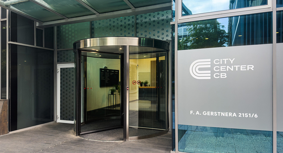 Kliknutím zvětšíte City Center ČB: nový stav - označení budovy a sloupů